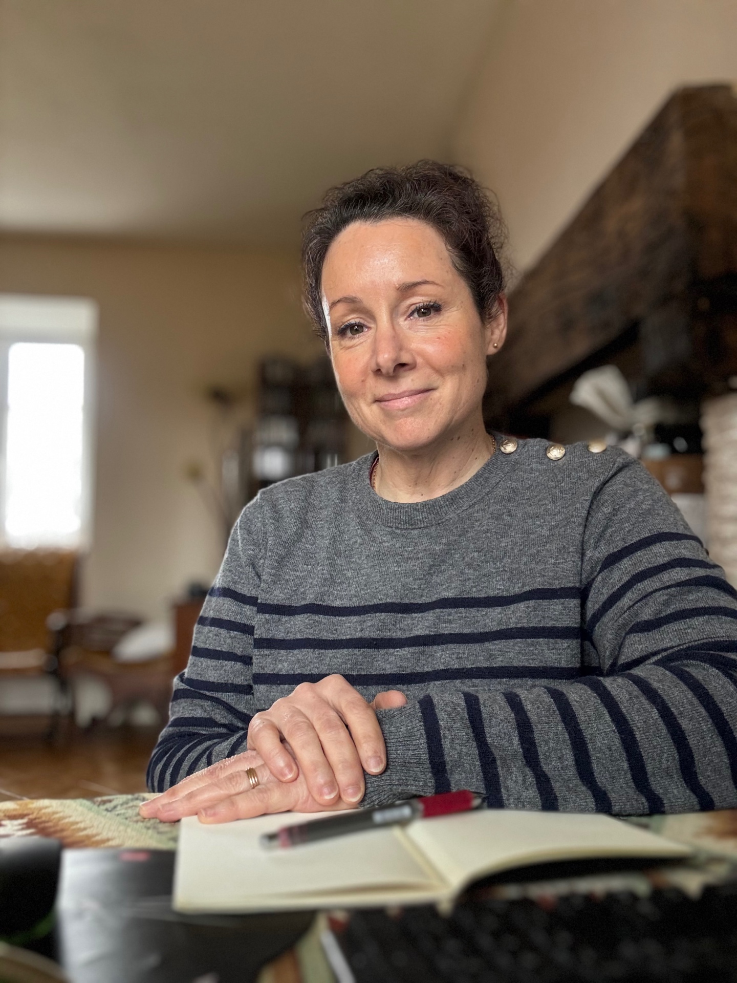 Portrait d'Audrey Schwertz, consultante en communication à son bureau